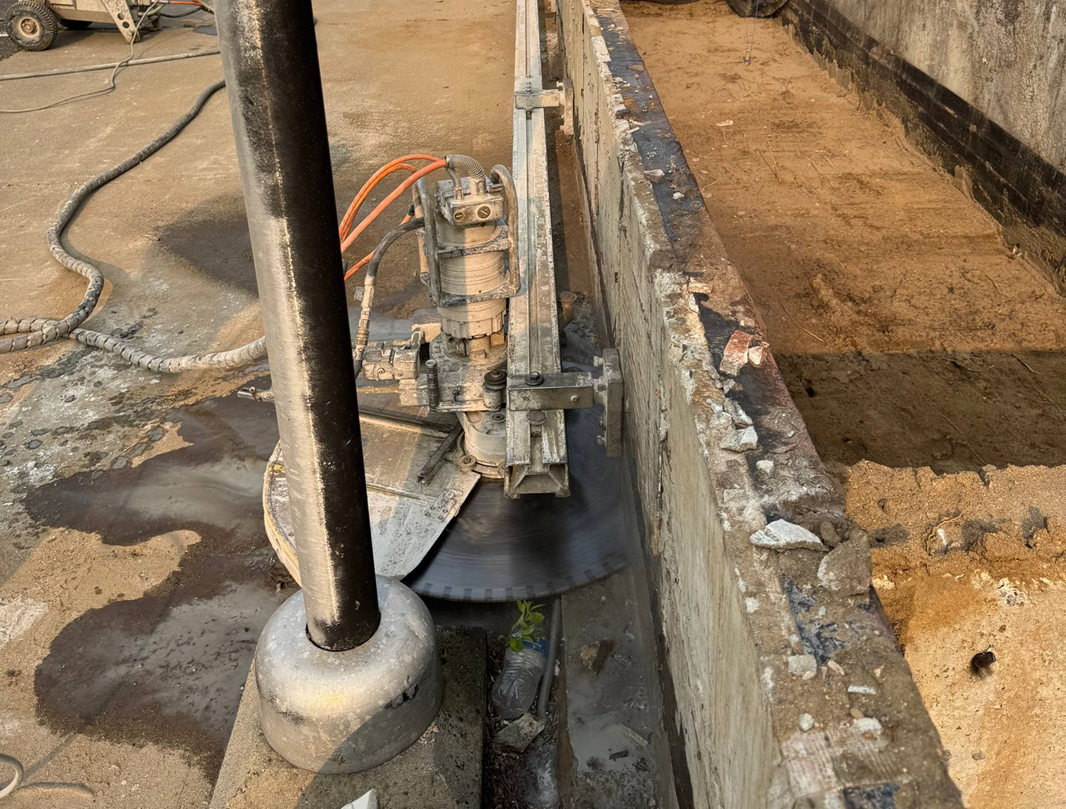 Wall saw cutting concrete structure